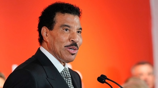 Lionel Richie was admitted to the hospital after experiencing difficulties on stage during his St. Louis concert.