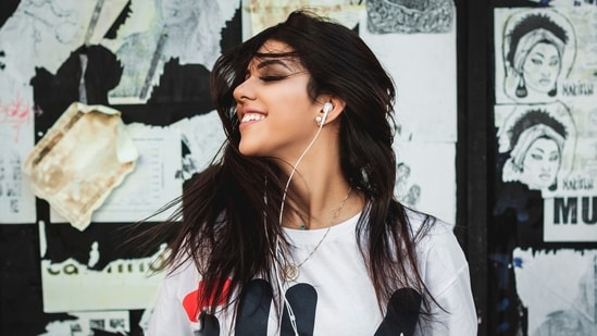 Do earphones make your ears produce more wax?