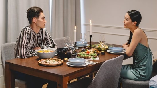 Here's how to handle money situations in relationship. (Pexel)