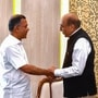 বাংলাদেশের প্রধানমন্ত্রী তারেক রহমানের সঙ্গে সাক্ষাতের সময় ঢাকায় নিযুক্ত ভারতীয় হাইকমিশনার দীনেশ ত্রিবেদী। (ফাইল ছবি, সৌজন্যে পিটিআই)