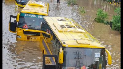 Buses stuck on waterlogged road in Gurugram on August 24. (Hindustan Times) Buses stuck on waterlogged road in Gurugram on August 24. (Hindustan Times)