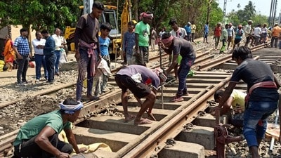 ফরাক্কা ব্যারেজে ঢোকার ঠিক আগে আপ লাইনে আচমকাই মাটি বসে যায়। ফরাক্কা ব্যারেজে ঢোকার ঠিক আগে আপ লাইনে আচমকাই মাটি বসে যায়।