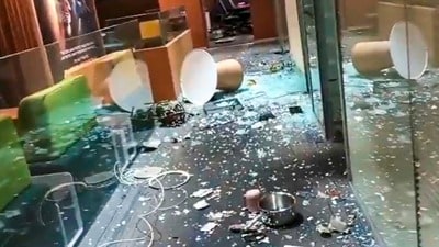 একাধিক বিতর্কের কেন্দ্রে থাকা ক্যামাক স্ট্রিটের অভিষেক বন্দ্যোপাধ্যায়ের দপ্তরে এবার হামলা ও ভাঙচুরের অভিযোগ উঠল। (@abhishekaitc) একাধিক বিতর্কের কেন্দ্রে থাকা ক্যামাক স্ট্রিটের অভিষেক বন্দ্যোপাধ্যায়ের দপ্তরে এবার হামলা ও ভাঙচুরের অভিযোগ উঠল। (@abhishekaitc)