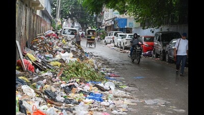 Residents flagged overflowing waste in Sectors 21, 23A and 31 as the sanitation workers’ strike entered its 28th day. (Parveen Kumar/HT) Residents flagged overflowing waste in Sectors 21, 23A and 31 as the sanitation workers’ strike entered its 28th day. (Parveen Kumar/HT)