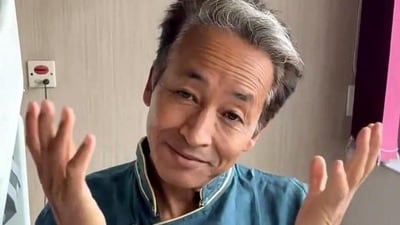 প্রখর গুপ্তর একটি পডকাস্টে ওয়াংচুককে আন্দোলনের অর্থের উৎস এবং বিদেশি যোগাযোগ নিয়ে প্রশ্ন করা হয়। (HT_PRINT) প্রখর গুপ্তর একটি পডকাস্টে ওয়াংচুককে আন্দোলনের অর্থের উৎস এবং বিদেশি যোগাযোগ নিয়ে প্রশ্ন করা হয়। (HT_PRINT)
