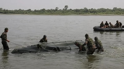 A joint search and rescue operation was held at the Hathnikund Barrage in Yamunanagar district. (HT_PRINT)