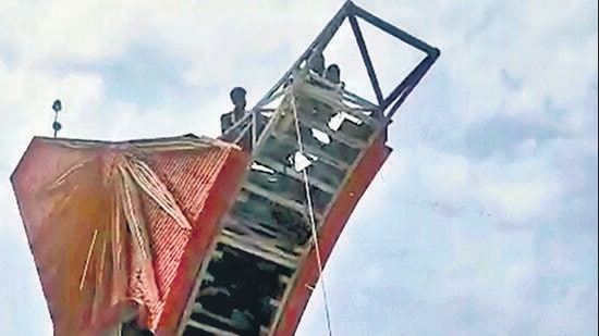 Enf of an era: Workers defy high winds to break down iconic Air India logo