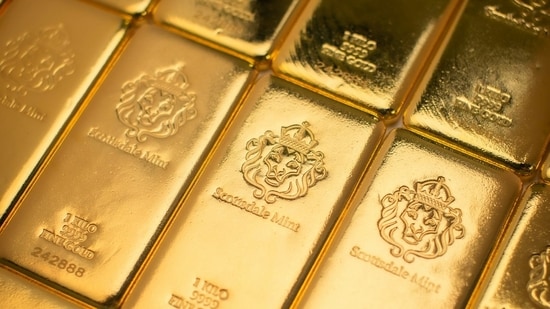 Gold prices recover as Trump signals a short Middle East conflict while investors watch Fed rates and US jobs data.