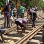 ফরাক্কা ব্যারেজে ঢোকার ঠিক আগে আপ লাইনে আচমকাই মাটি বসে যায়। 