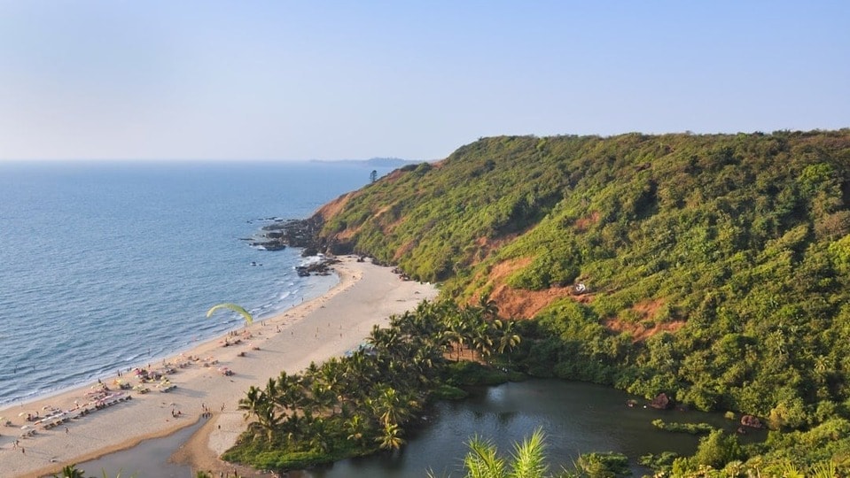 <p>ఆగస్టు 16న గోవాకు మారినట్లు ప్రకటించిన అజయ్, ఆగస్టు 20న తాను నివసిస్తున్న ఇంటిని వీడియో ద్వారా ప్రపంచానికి పరిచయం చేశారు. "నేను ప్రస్తుతం ఒక విశాలమైన 3బీహెచ్​కే విల్లాలో ఉంటున్నాను. నా సొంత గదిలో హై-స్పీడ్ వైఫై, పనిచేసుకోవడానికి అనుకూలమైన డెస్క్, అటాచ్డ్ వాష్‌రూమ్ ఉన్నాయి. వంట చేసుకోవడానికి కావాల్సిన అన్ని రకాల పాత్రలతో కూడిన కిచెన్, డైనింగ్ ఏరియా, రిలాక్స్ అవ్వడానికి లివింగ్ స్పేస్ అందుబాటులో ఉన్నాయి. ఇంటి వెనుక భాగంలో ఒక మంచి గార్డెన్ కూడా ఉంది. అన్నింటికంటే అద్భుతమైన విషయం ఏంటంటే.. సముద్ర తీరం ఇక్కడి నుంచి కేవలం 2 నుంచి 3 నిమిషాల నడక దూరంలోనే ఉంటుంది. నా ఉదయాలు, సాయంత్రాలు ఇప్పుడు అలల సవ్వడులు, సూర్యాస్తమయాలతో ఎంతో ప్రశాంతంగా గడుస్తున్నాయి," అని అజయ్ వివరించారు.</p>