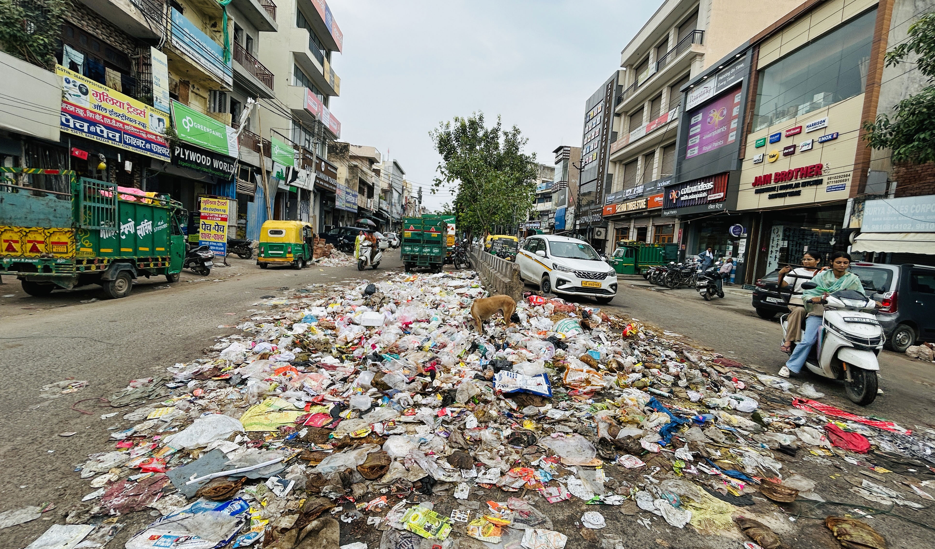 Waste strewn along Bhuteshwar Temple -Sohna Chowk Road as seen on Wednesday. (Parveen Kumar/HT) Waste strewn along Bhuteshwar Temple -Sohna Chowk Road as seen on Wednesday. (Parveen Kumar/HT)