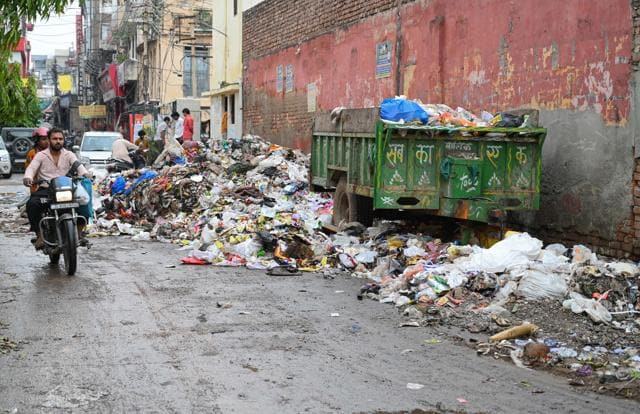 Waste littered in Sadar Bazar on Wednesday. (Parveen Kumar/HT) Waste littered in Sadar Bazar on Wednesday. (Parveen Kumar/HT)