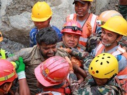 জন্মাষ্টমীর সকালে নয়া জীবন - চোখেমুখে খুশির রেশ সঞ্জয় শাহ এবং উদ্ধারকারীদের। (ছবি সৌজন্যে এপি)