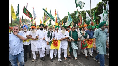 Farmers during their march on the Sector 66 stretch till Sector 47-48 traffic light point on the fourth day their protest on Friday. (Ravi Kumar/HT) Farmers during their march on the Sector 66 stretch till Sector 47-48 traffic light point on the fourth day their protest on Friday. (Ravi Kumar/HT)