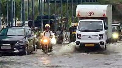 Hundreds of commuters were stranded for hours after heavy rain triggered severe waterlogging and a 10-km traffic jam on the Delhi-Gurugram Expressway. (ANI Video Grab) Hundreds of commuters were stranded for hours after heavy rain triggered severe waterlogging and a 10-km traffic jam on the Delhi-Gurugram Expressway. (ANI Video Grab)