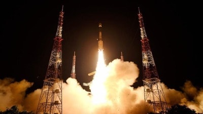 শুক্রবার ভোররাত ২টো ৫৫ মিনিটে উৎক্ষেপণ হয় GSLV-F17-এর। শুক্রবার ভোররাত ২টো ৫৫ মিনিটে উৎক্ষেপণ হয় GSLV-F17-এর।