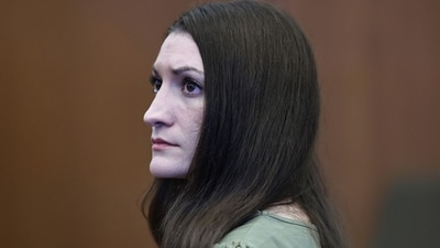 Defendant Lindsay Clancy looks at the jury after Judge William Sullivan declared a mistrial in Clancy's murder trial on Friday, Sept. 4, 2026, in Plymouth, Mass. (Greg Derr/The Patriot Ledger via AP, Pool) (Greg Derr/Pool The Patriot Ledge)