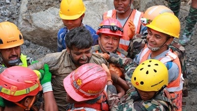 জন্মাষ্টমীর সকালে নয়া জীবন - চোখেমুখে খুশির রেশ সঞ্জয় শাহ এবং উদ্ধারকারীদের। (ছবি সৌজন্যে এপি)