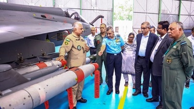 তেজস এমকে১এ যুদ্ধবিমানের আরও তিনটি ইঞ্জিন এল হ্যালের কাছে। (ছবিটি প্রতীকী, সৌজন্যে পিটিআই)