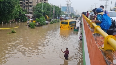School buses remain stuck on a waterlogged road following heavy monsoon rain at Subhash Chowk near Sector 47 in Gurugram. (HT Photo)
