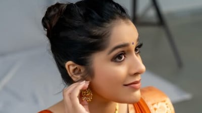 <p>ఇవాళ (సెప్టెంబర్ 4) శ్రీ కృష్ణ జన్మాష్టమి సందర్భంగా సంప్రదాయ పద్ధతిగా లంగావోణీలో కనిపించింది రష్మీ. తన ఇన్ స్టాలో ఈ పిక్స్ ను పోస్టు చేసింది. </p> (instagram-Rashmi Gautam) <p>ఇవాళ (సెప్టెంబర్ 4) శ్రీ కృష్ణ జన్మాష్టమి సందర్భంగా సంప్రదాయ పద్ధతిగా లంగావోణీలో కనిపించింది రష్మీ. తన ఇన్ స్టాలో ఈ పిక్స్ ను పోస్టు చేసింది. </p> (instagram-Rashmi Gautam)
