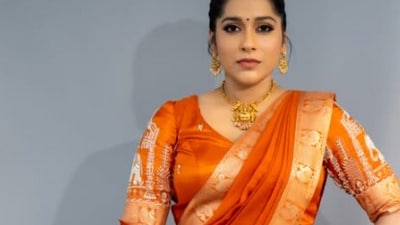 <p>‘‘ప్రపంచానికి ప్రేమించడం, జీవించడం, వదిలేయడం ఎలాగో నేర్పించిన ఆ మహానుభావుని జన్మదిన వేడుకలను సెలబ్రేట్ చేసుకుంటూ’’.. అనే క్యాప్షన్ తో ఈ ఫొటోలను రష్మీ షేర్ చేసింది. </p> (instagram-Rashmi Gautam) <p>‘‘ప్రపంచానికి ప్రేమించడం, జీవించడం, వదిలేయడం ఎలాగో నేర్పించిన ఆ మహానుభావుని జన్మదిన వేడుకలను సెలబ్రేట్ చేసుకుంటూ’’.. అనే క్యాప్షన్ తో ఈ ఫొటోలను రష్మీ షేర్ చేసింది. </p> (instagram-Rashmi Gautam)