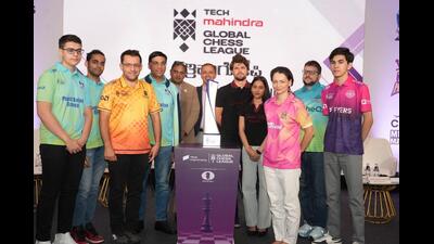 Trophy unveil (L to R) Yağız Kaan Erdoğmuş, Arjun Erigaisi, Levon Aronian, Viswanathan Anand, Gourav Rakshit, Commissioner and Peeyush Dubey, Chairperson (GCL)