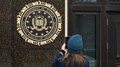 FBI-এর দাবি, ২০২৪ সালের মার্চ থেকে ২০২৫ সালের জুনের মধ্যে অন্তত ৬ লক্ষ ডলারের প্রতারণা করা হয়েছে। FBI-এর দাবি, ২০২৪ সালের মার্চ থেকে ২০২৫ সালের জুনের মধ্যে অন্তত ৬ লক্ষ ডলারের প্রতারণা করা হয়েছে।