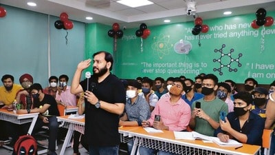 ఫిజిక్స్ వాలా స్టాక్లో 58% లాభాల అంచనా: ‘బై’ రేటింగ్ ఇచ్చిన మోతీలాల్ ఓస్వాల్ ఫిజిక్స్ వాలా స్టాక్లో 58% లాభాల అంచనా: ‘బై’ రేటింగ్ ఇచ్చిన మోతీలాల్ ఓస్వాల్