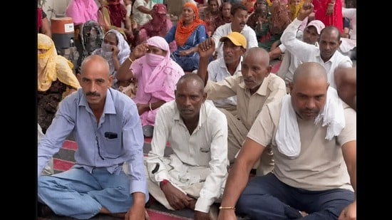 The urban local bodies (ULB) department has directed sanitation workers and sewermen who have remained absent since August 6 to resume duty by 9am on September 5. (HT File)