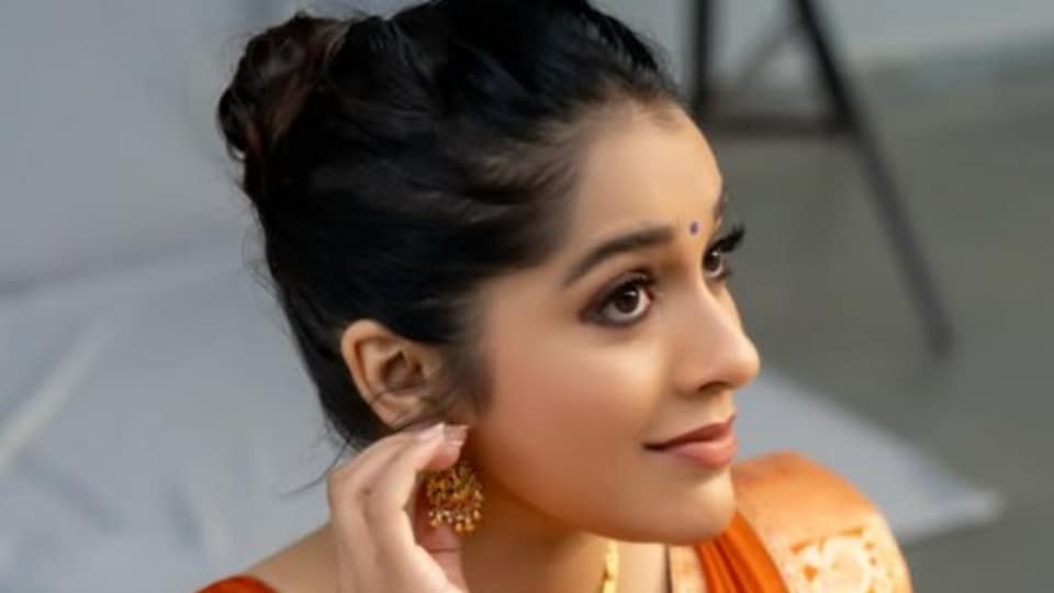 <p>ఇవాళ (సెప్టెంబర్ 4) శ్రీ కృష్ణ‌ జన్మాష్టమి సందర్భంగా సంప్రదాయ పద్ధతిగా లంగావోణీలో కనిపించింది రష్మీ. తన ఇన్ స్టాలో ఈ పిక్స్ ను పోస్టు చేసింది. </p>(instagram-Rashmi Gautam)