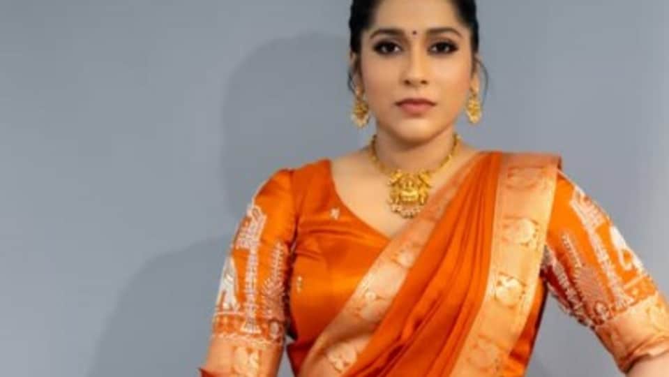 <p>‘‘ప్రపంచానికి ప్రేమించడం, జీవించడం, వదిలేయడం ఎలాగో నేర్పించిన ఆ మహానుభావుని జన్మదిన వేడుకలను సెలబ్రేట్ చేసుకుంటూ’’.. అనే క్యాప్షన్ తో ఈ ఫొటోలను రష్మీ షేర్ చేసింది. </p>(instagram-Rashmi Gautam)