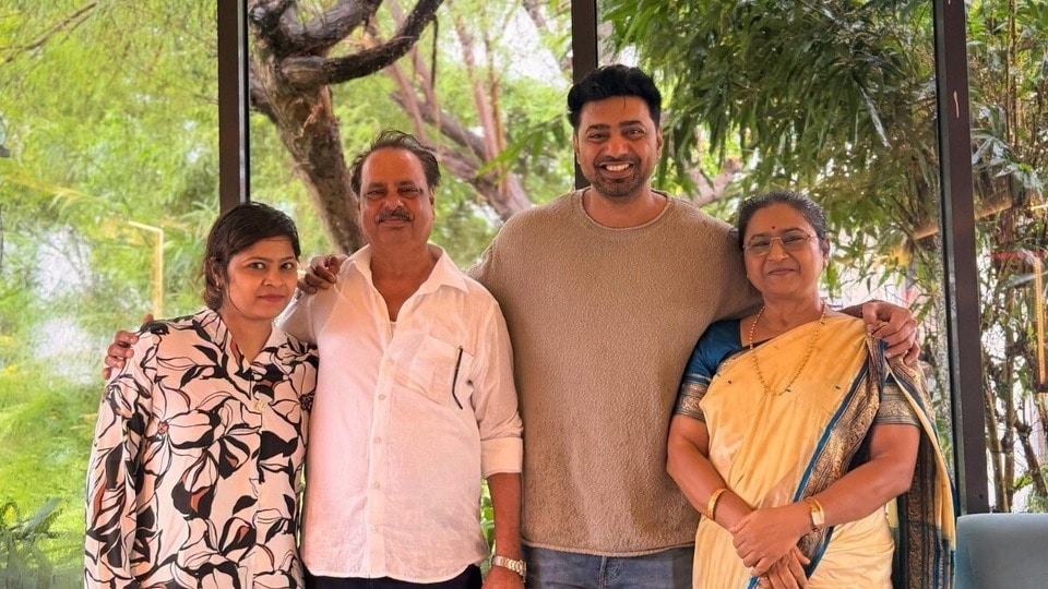 বৃষ্টির দিনে সপরিবারে টাকিতে ছুটি কাটাচ্ছেন দেব