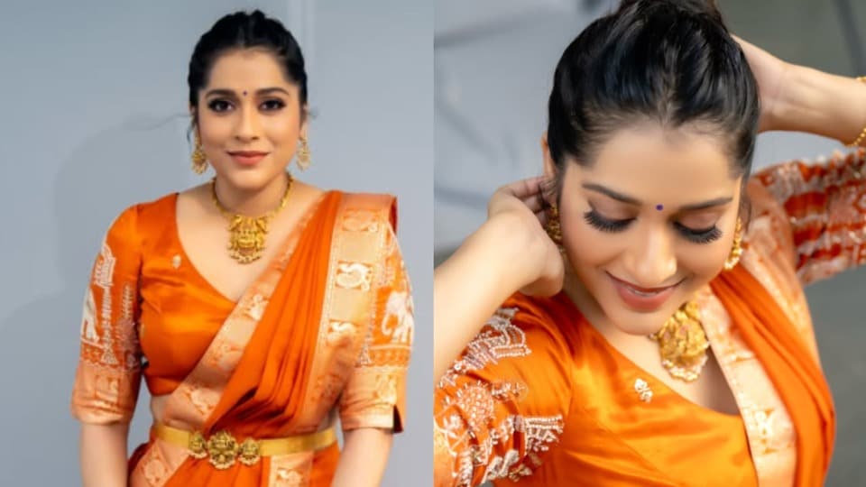 <p>హాట్ యాంకర్ రష్మీ గౌతమ్ ట్రెడిషనల్ వేర్ లోకి మారిపోయింది. పండగ సందర్భంగా లంగావోణీలో మెరిసిపోయింది. </p>(instagram-Rashmi Gautam)