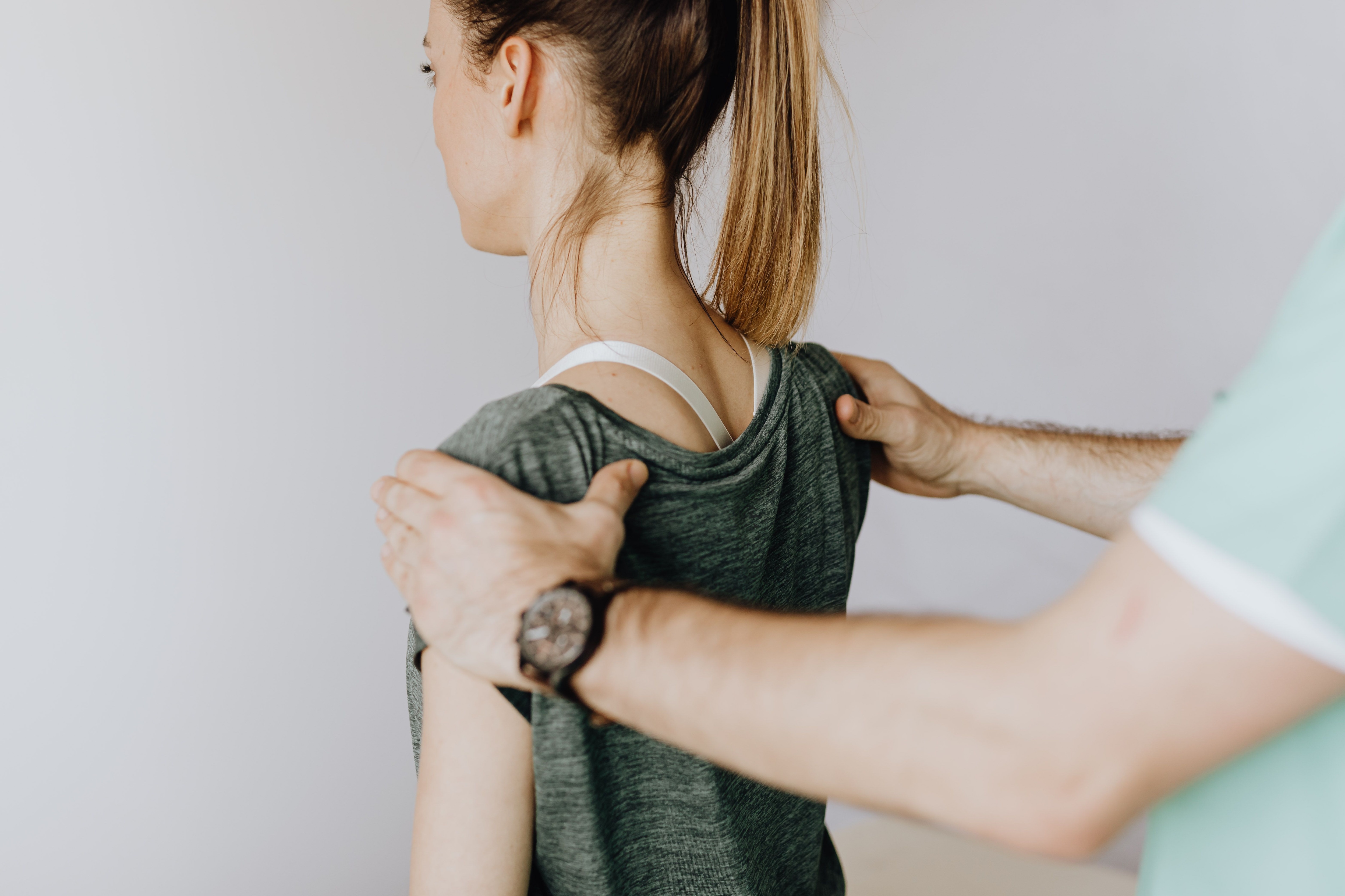 Posture correctors work primarily through mechanical support or sensory feedback. (Pexel) Posture correctors work primarily through mechanical support or sensory feedback. (Pexel)