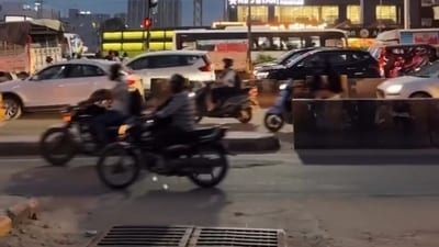 A woman showed how she managed to cross five busy roads in Hyderabad amid heavy traffic and few pedestrian signals. (Instagram/nandychess) A woman showed how she managed to cross five busy roads in Hyderabad amid heavy traffic and few pedestrian signals. (Instagram/nandychess)