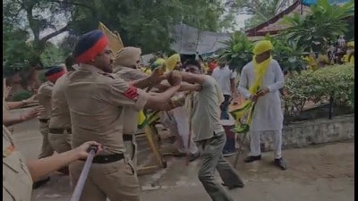Farmers trying to break the barricades in Sangrur on Saturday. (HT Photo) Farmers trying to break the barricades in Sangrur on Saturday. (HT Photo)