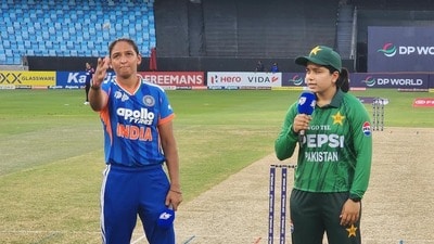ভারতীয় অধিনায়ক হরমনপ্রীত কৌর এবং পাকিস্তানের অধিনায়ক ফতিমা সানা টসের সময় একে অপরের সঙ্গে হাত মেলাননি।