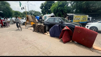 Miffed over the state government’s alleged failure to invite them for talks despite five days of protests, the Samyukta Kisan Morcha (SKM) members camping at the Chandigarh-Mohali border will hold a crucial meeting this Sunday at 9:30 am. (Ravi Kumar/ HT)