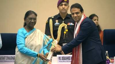 Science teacher Ravi Kumar Jaiswal receiving the National Teachers’ Award from President Droupadi Murmu in New Delhi on Teachers’ Day. (HT Photo)