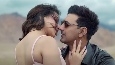 ‘তোর শুধু তোর…’, লাদাঘের রাস্তায় রোম্যান্সে ডুবে দেব-শুভশ্রী! লাভ অ্যান্থমের ঝলক ‘তোর শুধু তোর…’, লাদাঘের রাস্তায় রোম্যান্সে ডুবে দেব-শুভশ্রী! লাভ অ্যান্থমের ঝলক