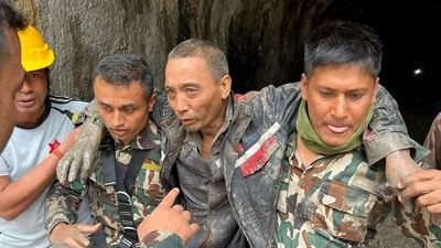 নেপালের ১২টি জলবিদ্যুৎ প্রকল্পে এখনও প্রায় ৯০০ কর্মীর কোনও খোঁজ নেই। (AFP) নেপালের ১২টি জলবিদ্যুৎ প্রকল্পে এখনও প্রায় ৯০০ কর্মীর কোনও খোঁজ নেই। (AFP)