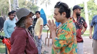 শিক্ষক দিবসে নন্দিতার পায়ে হাত দিয়ে প্রণাম শিবপ্রসাদের
