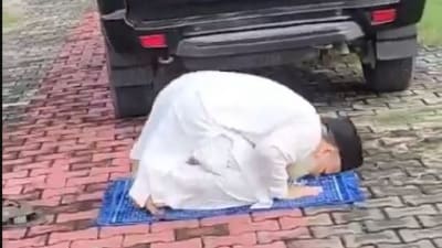 Haji Mohammad Usman offering namaz, allegedly on Moradabad Circuit House road. Haji Mohammad Usman offering namaz, allegedly on Moradabad Circuit House road.