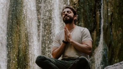 <p><strong>డోపమైన్ రీసెట్- </strong>మన ఫోన్‌లలోని యాప్‌లన్నీ మెదడులోని 'డోపమైన్' (రివార్డ్ సిస్టమ్) వ్యవస్థను టార్గెట్ చేసి డిజైన్ చేసినవే. ప్రతి మెసేజ్ లేదా లైక్ చూసినప్పుడు మెదడులో చిన్న మొత్తంలో డోపమైన్ విడుదలవుతుంది. దీనివల్ల "మరో నోటిఫికేషన్ చూద్దాం" అనే తీవ్రమైన కోరిక పుడుతుంది. డిజిటల్ డీటాక్స్ చేయడం వల్ల డోపమైన్ రీసెప్టర్లు మళ్లీ పునరుజ్జీవనం పొందుతాయి. దీనివల్ల దేనిపైనా అయినా సులభంగా దృష్టి సారించే సామర్థ్యం, స్వీయ నియంత్రణ పెరుగుతాయి.</p> 