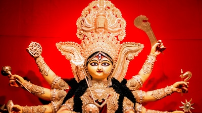 বাংলার দুর্গাপুজো শুধু দেবী দুর্গার আরাধনা নয়, বাঙালির কাছে এটি আবেগ, সংস্কৃতি, শিল্প, খাবার এবং ঐতিহ্যের এক অনন্য মেলবন্ধন।