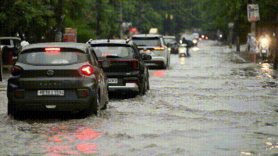 Delhi-NCR received non-stop rainfall on Janmashtami, causing waterlogging in several areas and disrupting normal movement across the region. (HT Photos by Praveen Kumar) Delhi-NCR received non-stop rainfall on Janmashtami, causing waterlogging in several areas and disrupting normal movement across the region. (HT Photos by Praveen Kumar)