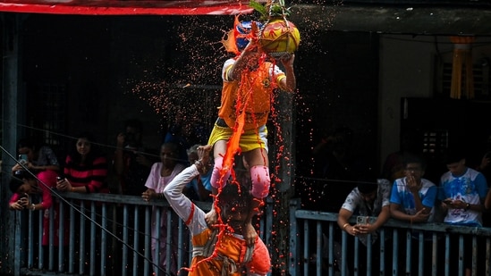 Govindas break the Dahi Handi by forming a human pyramid on the occasion of Gokulashtami festival in Mumbai. (Raju Shinde/HT Photo)
