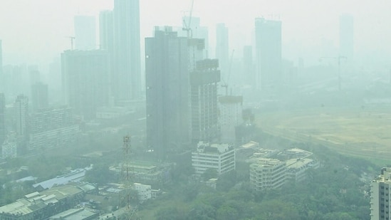 A view of the skyscrapers in the smog at Mahalaxmi in Mumbai. (Bhushan Koyande/ HT Photo)