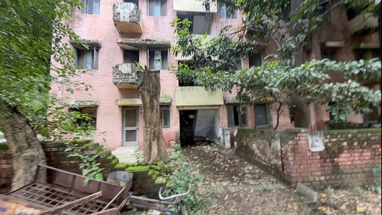 The dilapidated condition of the PSPCL employees’ colony in Sarabha Nagar. (Gurpreet Singh/HT)